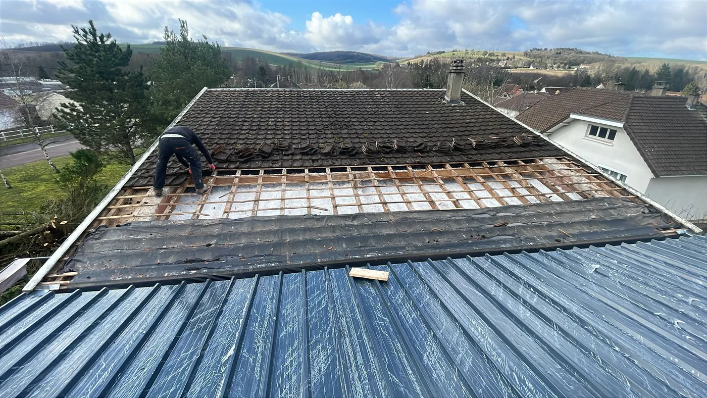 Couverture en bac acier posée sur un bâtiment annexe