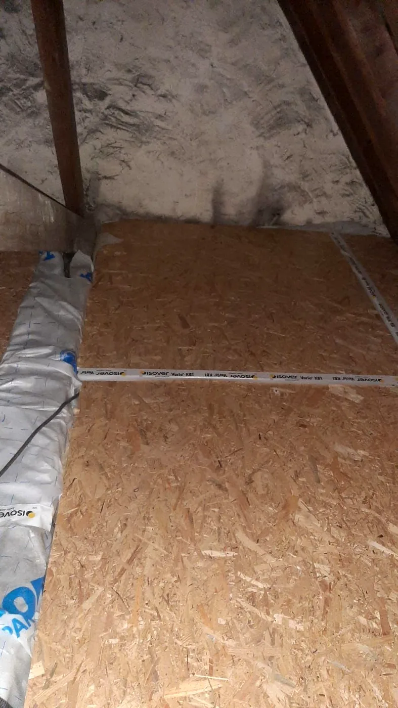 Plancher de comble en panneaux OSB posé sur l'isolant