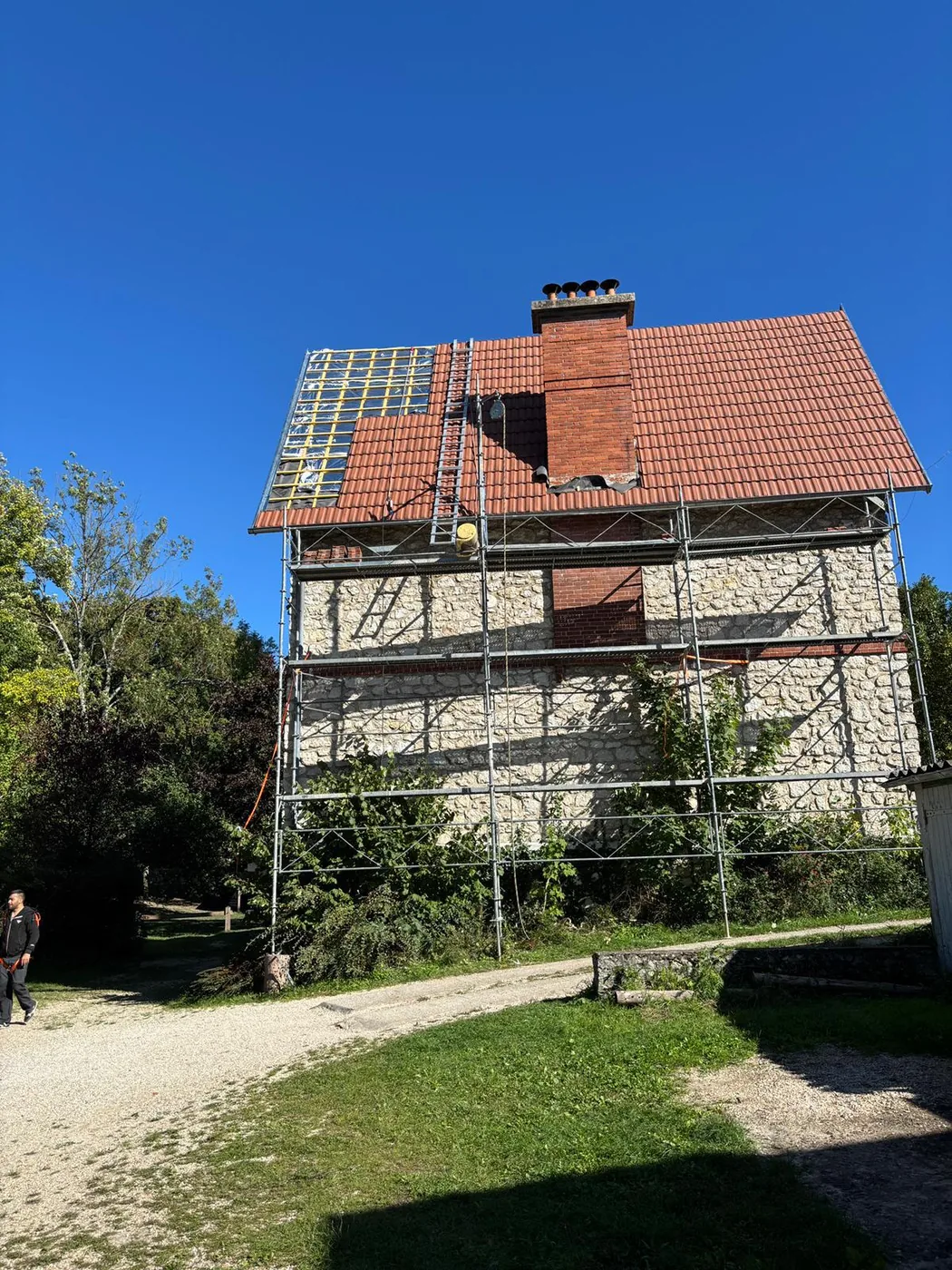 Échafaudage complet monté autour d'une maison de caractère