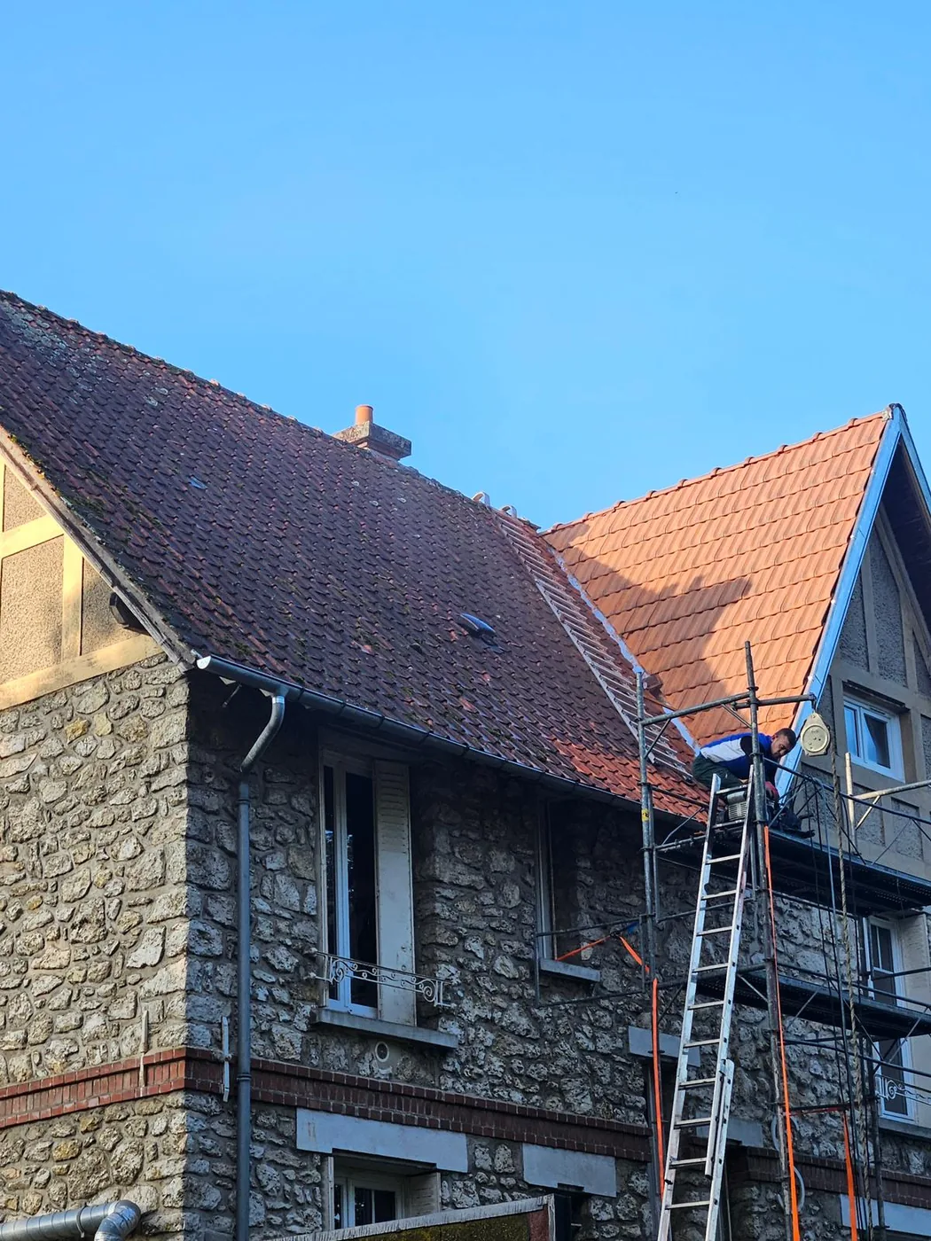 Maison en pierre avec échafaudage, toiture en cours