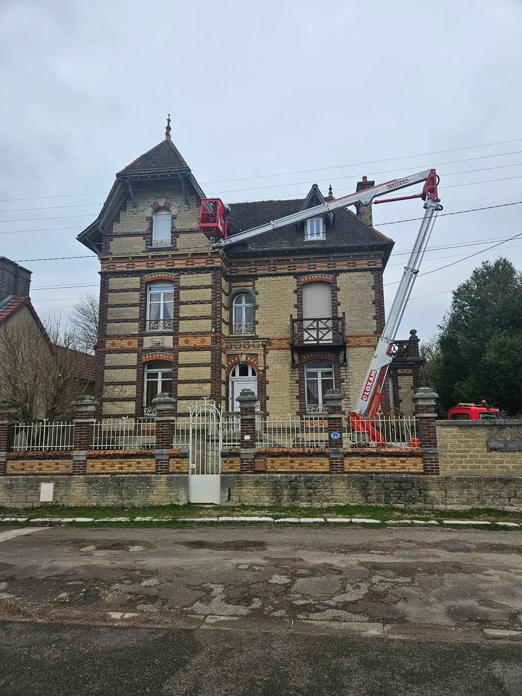 Nacelle en place devant une maison de maître en brique et pierre