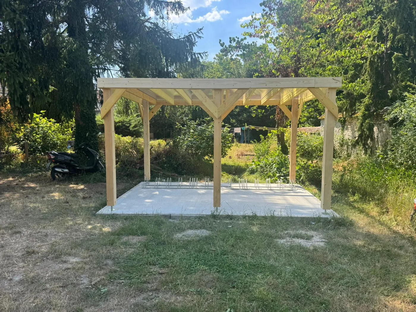 Pergola en bois terminée, poteaux et chevrons apparents