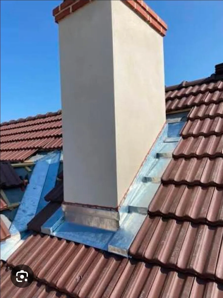 Souche de cheminée enduite et solin zinc refait