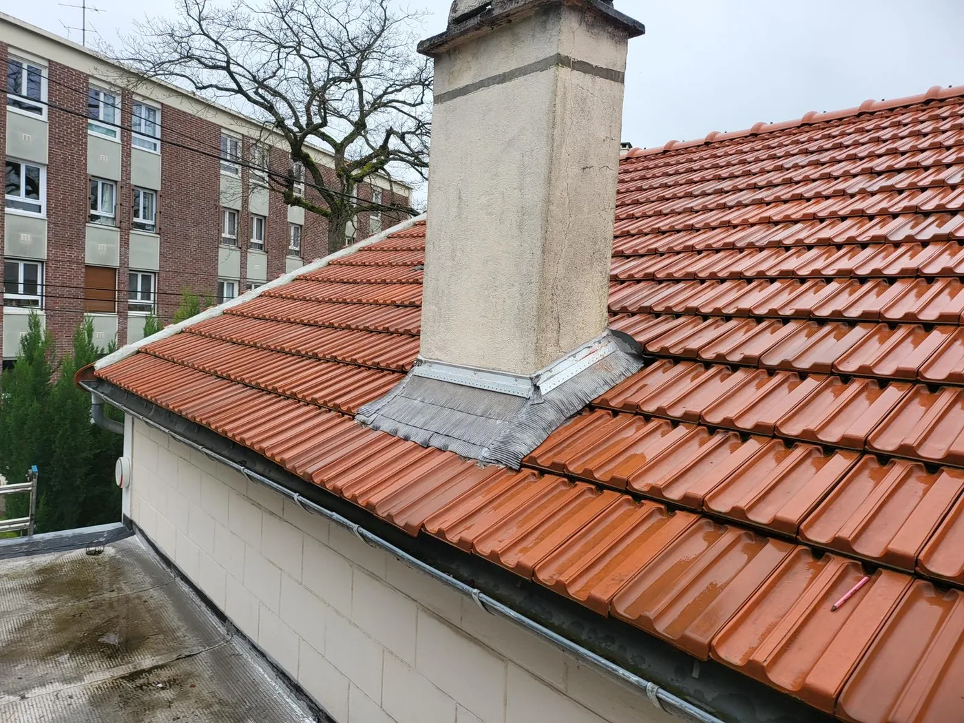 Souche de cheminée et couverture neuve en tuiles mécaniques