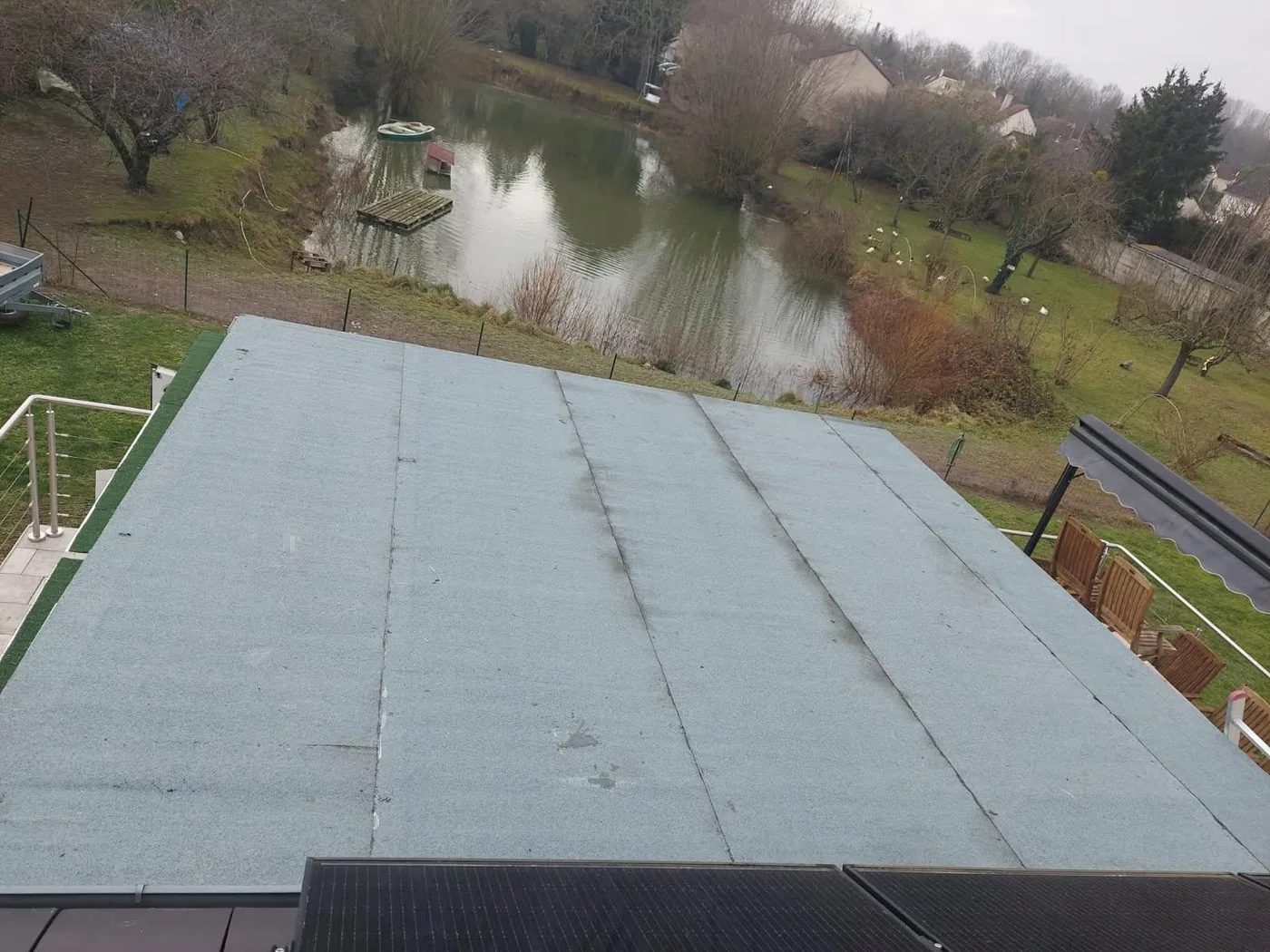 Toiture-terrasse terminée, vue sur un plan d'eau